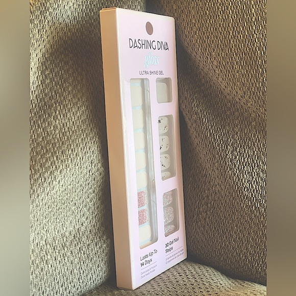 ‘Dashing Diva’ Ultra Shine Gel Strip Nails [34 count ‘GS144 Crystal Clear’] - Picture 7 of 9